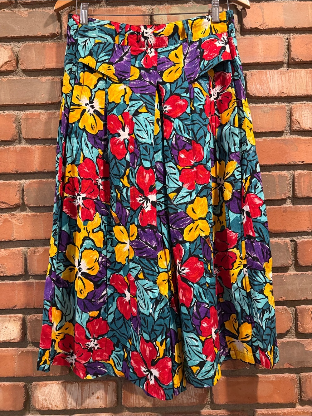 Vintage Freestyle High-Waist Floral Shorts in Red, Yellow, Purple, Teal